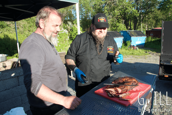 FLAMING PIG BBQ 110