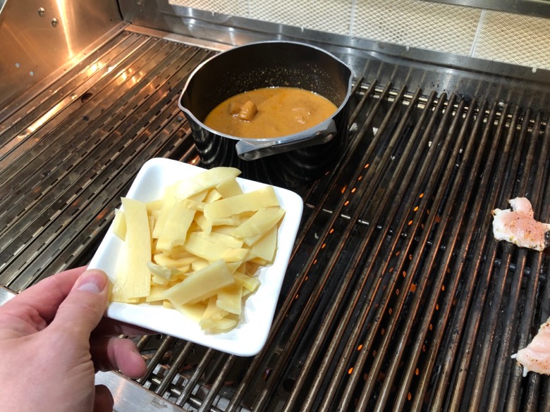 grillad thaigrya bambuskott på grillen