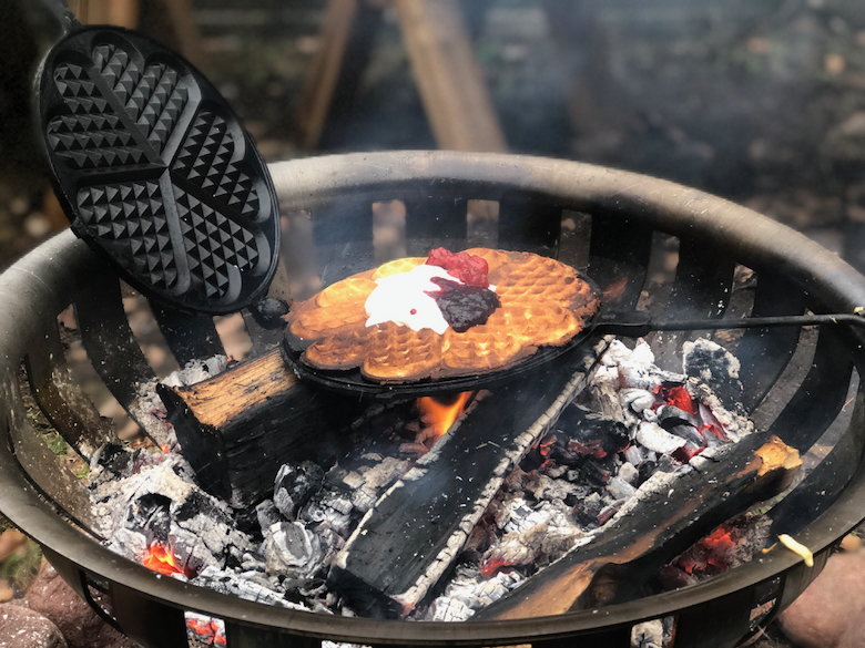 Färdiggärddad frasig våffla på elden grillen