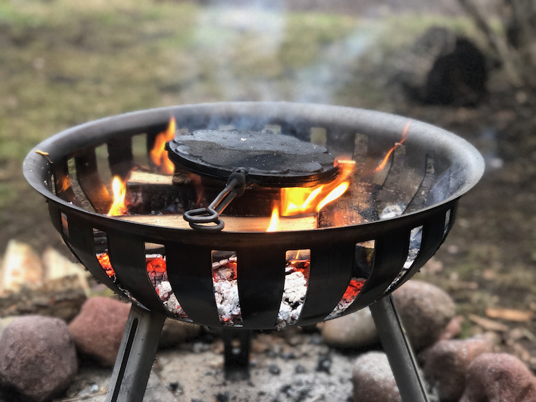 våffeljärn på elden grillen