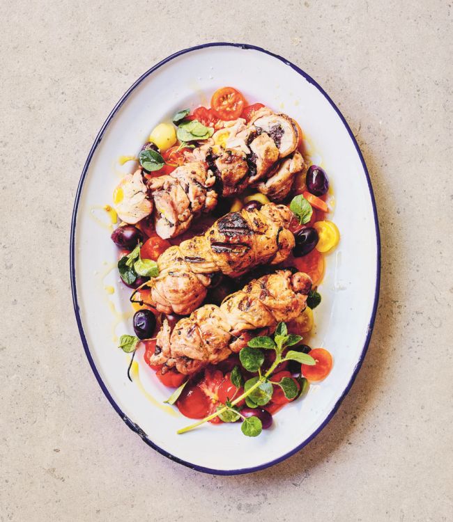 Recept på FYLLD KYCKLING MED TOMAT­ OCH OLIVSALLAD av Tareq Taylor 